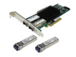 Karta sieciowa PCIe z radiatorem i dwoma portami SFP+, obok dwa moduły SFP+ leżące osobno.