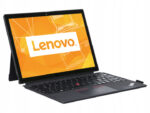 Lenovo ThinkPad X12 Detachable pod kątem z boku, ekran z logo Lenovo odłączony od klawiatury z touchpadem.