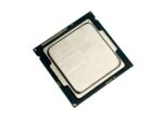 Procesor Intel Core i3 w podstawce LGA1150, widok z góry na metalową puszkę z nadrukiem oznaczenia i złote piny na krawędziach.