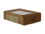 Zamknięte kartonowe pudełko z logo Cisco i białą naklejką z opisem produktu na wieczku.