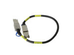 Kabel SAS z metalowymi wtyczkami po obu końcach, czarny oplot, na obu końcówkach żółte naklejki z etykietą.