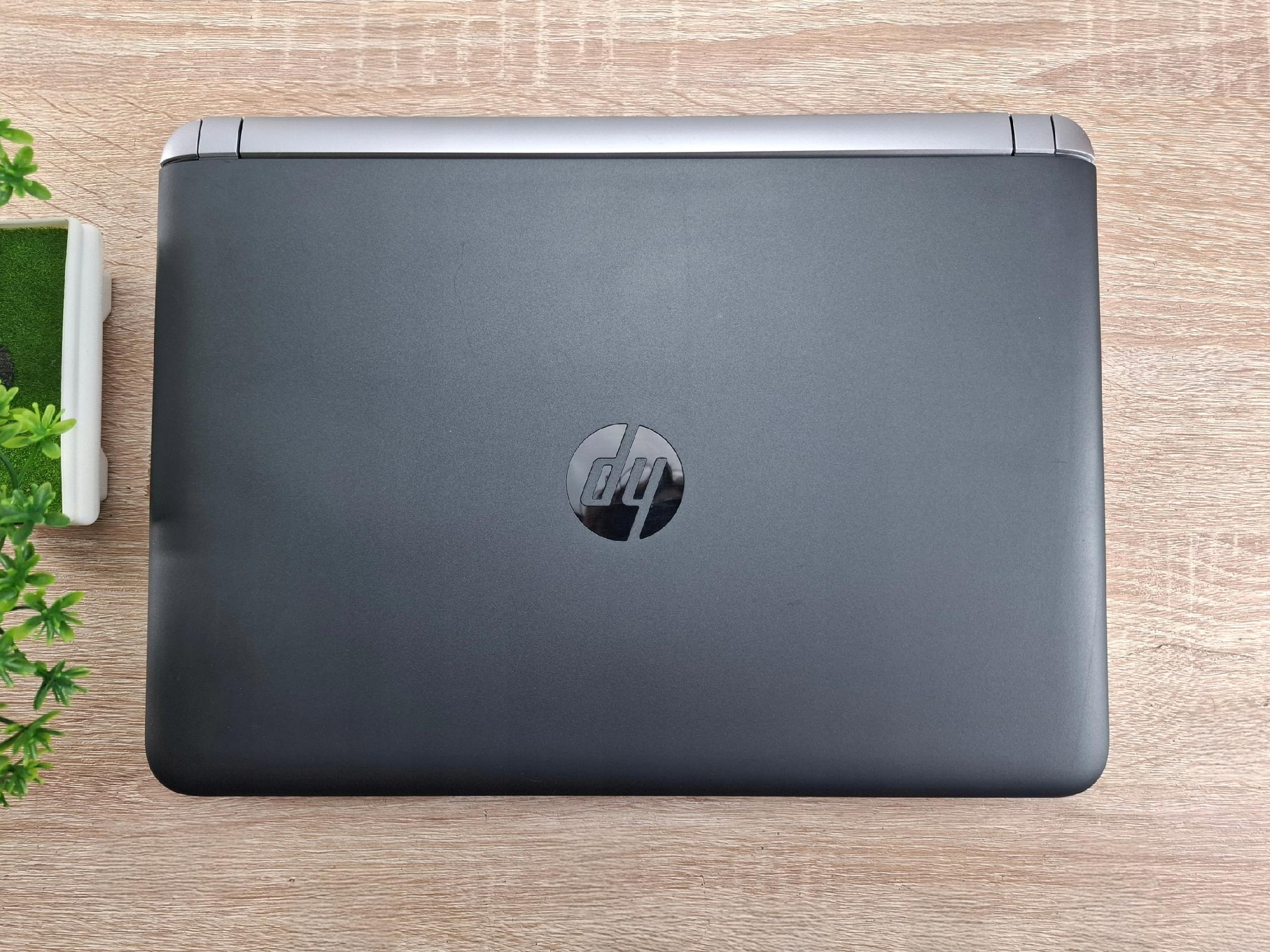 Zamknięty laptop HP ProBook widziany od tyłu z logo HP na klapie, obudowa w kolorze szaro-czarnym.