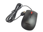 Czarna przewodowa mysz optyczna Lenovo z czerwonym paskiem na rolce, widoczny kabel USB zwinięty przy myszy.