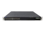 Przedni panel switcha Juniper EX3200-24P z 24 portami RJ45, wyświetlaczem LCD i uszami montażowymi po bokach.