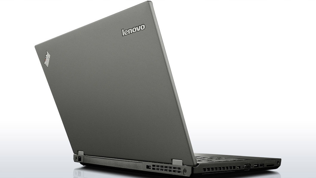 Laptop Lenovo ThinkPad widziany z tyłu i lewego boku, klapa uchylona, widoczne otwory wentylacyjne i logo na pokrywie