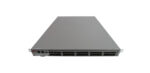 Przód switcha Brocade 5100 z rzędem licznych portów FC i uszami montażowymi do szafy rack.