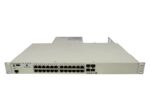 Przedni panel switcha Alcatel-Lucent z 24 portami RJ45, czterema portami combo SFP i przymocowanymi uszami montażowymi.
