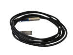 Kabel SFP+ ze złączami metalowymi na obu końcach, zwinięty w pętle, na białym tle.