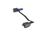 Krótki płaski kabel taśmowy z dwoma metalowymi złączami pin na końcach, oba oznaczone niebieskimi etykietami.