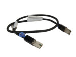 Kabel Mini-SAS SFF-8088 z identycznymi wtyczkami na obu końcach, zwinięty w łuk, z naklejkami na złączach.