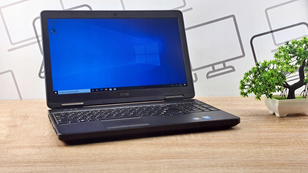 Otwarty laptop Dell Latitude ustawiony bokiem, ekran z logo Windows 10 na niebieskim tle, obudowa z widocznymi śladami użytkowania.
