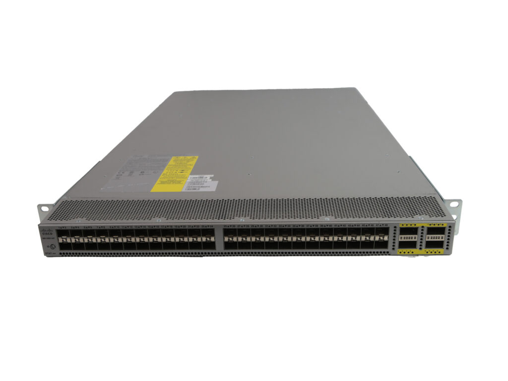 Przedni panel switcha Cisco Nexus z rzędami portów SFP+ oraz czterema portami QSFP+ po prawej stronie.