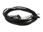 Zwinięty czarny kabel QSFP+ z metalowymi wtyczkami na obu końcach, luzem na białym tle.