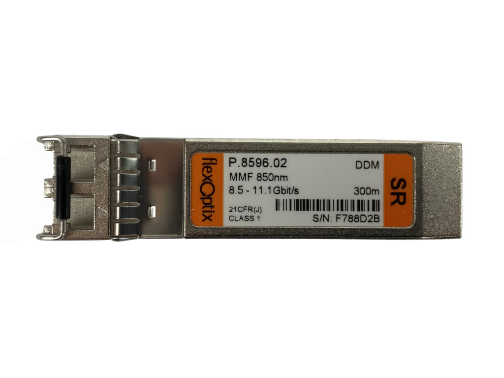Moduł SFP+ FlexOptix w metalowej obudowie z pomarańczową naklejką opisową i oznaczeniem SR z boku.