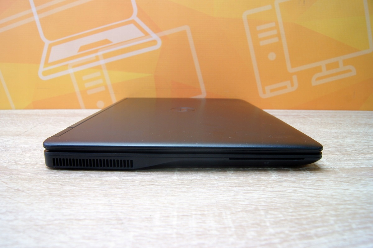Zamknięty laptop Dell z boku, widoczne otwory wentylacyjne i krawędź obudowy w kolorze czarnym.