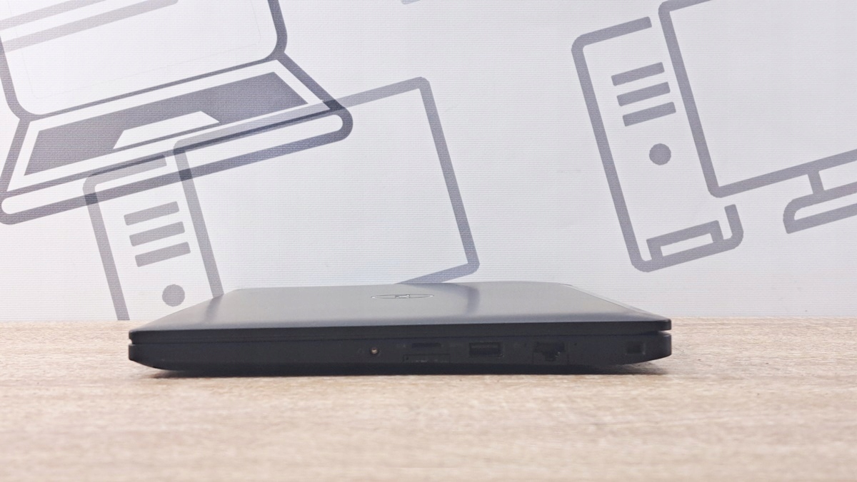 Zamknięty laptop Dell Latitude 7390 widziany z boku, widoczna cienka obudowa i porty na krawędzi.