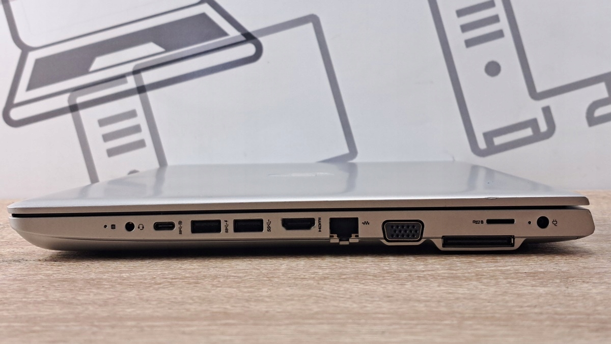 Zamknięty laptop HP ProBook widziany z boku, widoczne porty USB-C, USB-A, HDMI, LAN, VGA i czytnik kart.