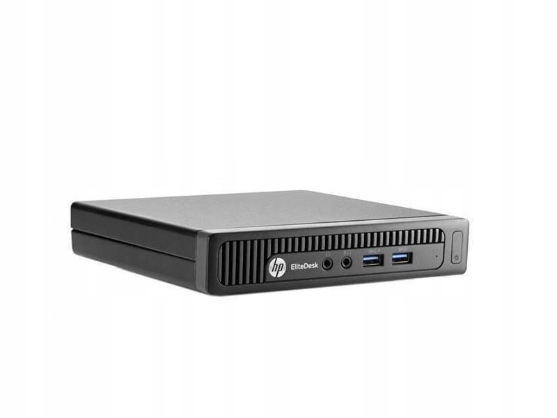 Mini komputer HP EliteDesk widziany z przodu pod kątem, ze złączem USB-C, portami USB i wyjściem słuchawkowym.