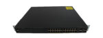 Przedni panel switcha Cisco z 24 portami RJ45 i widocznymi uszami montażowymi po bokach obudowy.