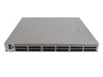 Przód switcha Brocade 6510 z czterema rzędami licznych portów SFP+, obudowa z widocznymi drobnymi otarciami.