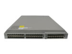 Przód switcha Cisco N5K-C5548P z licznymi portami SFP+ w rzędach oraz perforowaną obudową, ujęcie na jasnym tle.