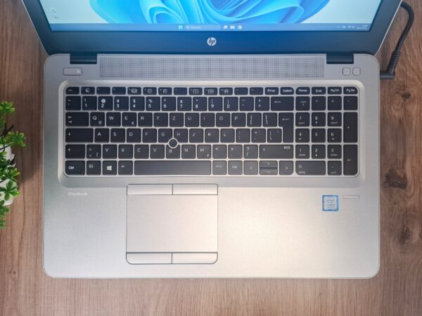Pełnowymiarowa klawiatura z blokiem numerycznym i czytnikiem linii papilarnych w laptopie do nauki HP EliteBook 850 G4