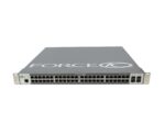 Przedni panel switcha Force10 z 48 portami RJ45, portami SFP i uszami montażowymi po bokach obudowy.