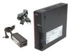 Mini komputer Fujitsu Futro S7011 stojący pionowo obok zasilacza i kabla zasilającego z wtyczką euro.