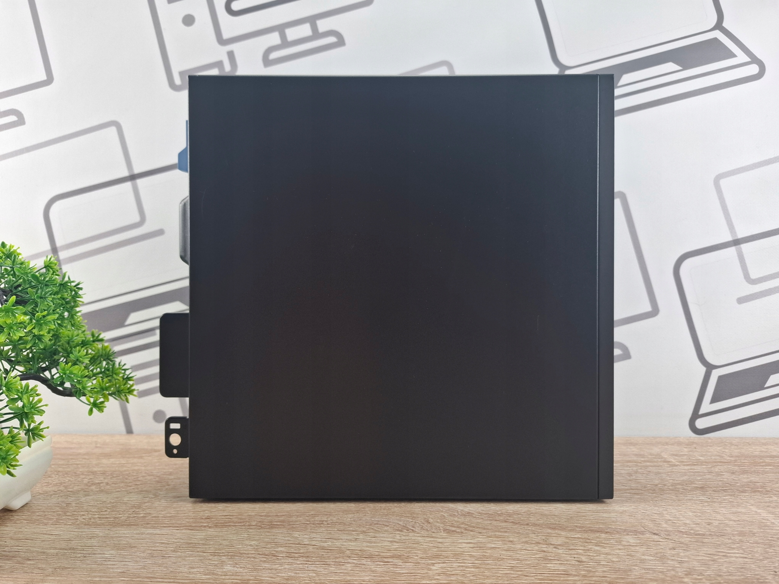 Boczny panel komputera Dell OptiPlex 7040 SFF, czarna obudowa bez widocznych portów, ustawiona na biurku.