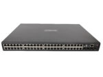 Przód switcha LG-Ericsson z czterema rzędami portów RJ45 oraz portami combo SFP po prawej stronie panelu.