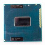 Procesor Intel Core i5-3320M widziany z góry, złota obudowa ceramiczna z metalowym rdzeniem i rzędami złotych pinów na krawędzi.