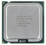 Procesor Intel Pentium Dual-Core E2140 widziany od góry, na metalowej pokrywie widoczne oznaczenia i naklejka z danymi modelu.