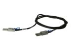 Kabel SAS z dwoma złączami mini-SAS na końcach, czarny oplot, zwinięty w pętlę na białym tle.