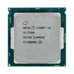 Procesor Intel Core i5-7500 widoczny od góry, metalowy heat spreader z oznaczeniem modelu, złote piny widoczne z boku podstawki.