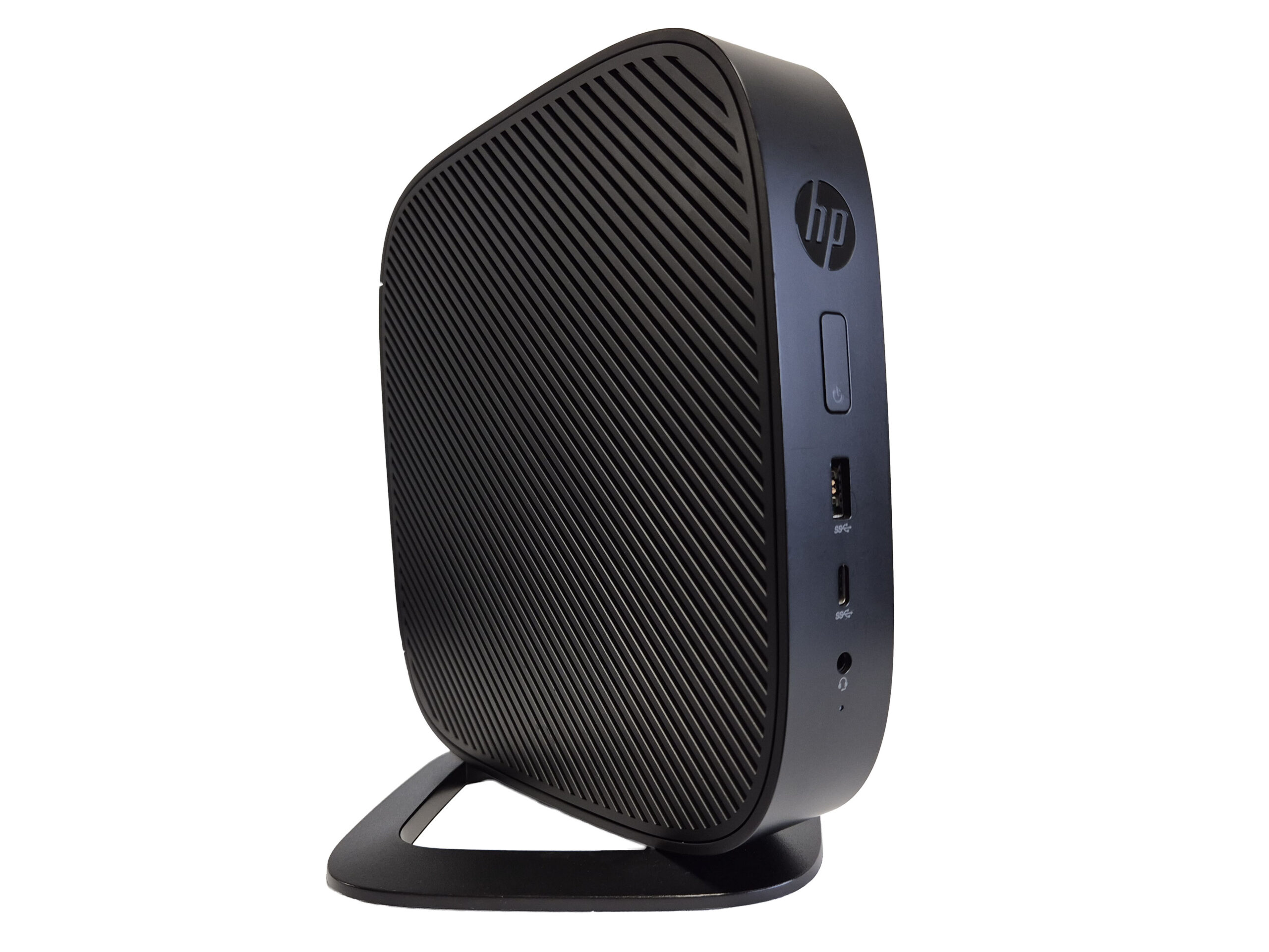 Terminal HP t530 pionowo na stopce, widok z boku na perforowaną obudowę i port USB-C oraz USB-A z przodu.