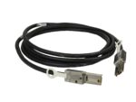 Zwinięty czarny kabel Mini-SAS z metalowymi złączami SFF-8088 na obu końcach, ułożony w pętli na białym tle.