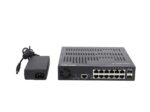 Switch Enterasys z widocznym rzędem portów RJ45 i dwoma slotami SFP z przodu oraz osobno leżącym zasilaczem sieciowym.