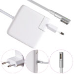 Biała ładowarka Apple z wtyczką europejską i kablem zakończonym prostokątną wtyczką MagSafe typu L.