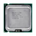 Procesor Intel Xeon 3065 widziany z góry, złota metalowa puszka z nadrukiem specyfikacji i widoczną złocistą ramką pod stykami LGA775.