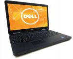 Otwarty laptop Dell Latitude E5550 od przodu, ekran włączony z pomarańczowym logo Dell, widoczna klawiatura.