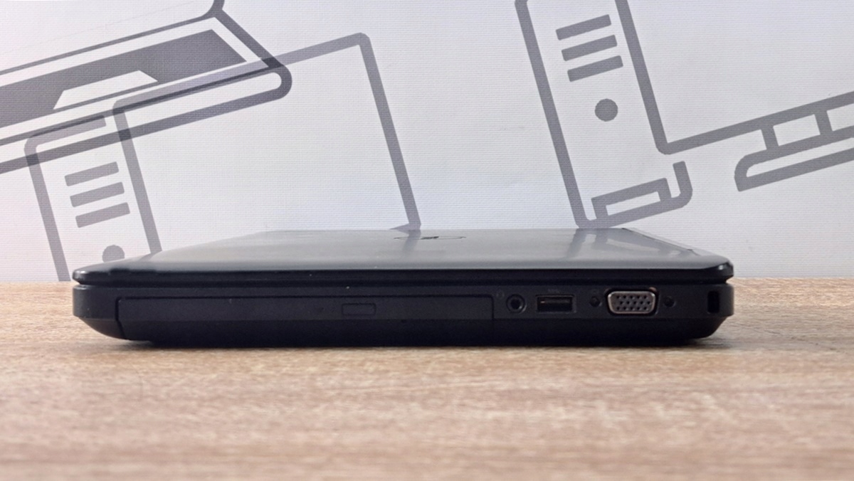 Prawy bok zamkniętego laptopa Dell Latitude E5440 z napędem optycznym, portem USB i złączem VGA.