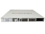 Przód urządzenia Fortinet FortiADC-1000F pod kątem, widoczne porty SFP i RJ45 oraz dwa zasilacze po lewej stronie.