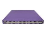 Przedni panel fioletowej obudowy switcha Extreme Networks z rzędami portów RJ45 i diodami LED.
