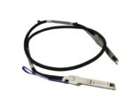 Kabel DAC z metalowymi wtyczkami QSFP na obu końcach, czarny przewód zwinięty w pętlę, na jednej wtyczce niebieski uchwyt.
