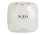 Punkt dostępowy Aruba IAP-214 z góry, biała owalna obudowa z logo, rząd diod LED i otwory na anteny.
