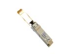 Moduł transceivera QSFP+ Finisar z metalową obudową i uchylną złotą zatrzaskową rączką, widok z boku pod kątem.