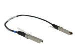 Krótki kabel stakujący z metalowymi wtyczkami SFP na obu końcach, czarny oplot, białe naklejki na złączach.