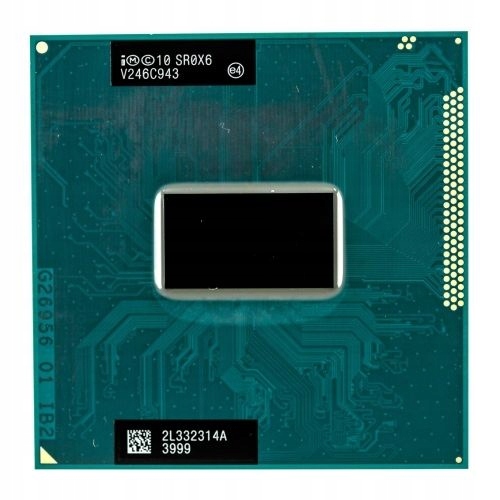 Zbliżenie procesora Intel Core i7-3540M od spodu, widoczne złote pady mostka PGA i zielona płytka podłoża.