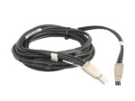 Zwinięty czarny kabel Mini-SAS HD z metalowymi wtyczkami na obu końcach i naklejkami z etykietami na przewodzie.