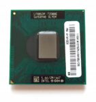 Procesor Intel Core Duo T2300E widziany z góry, złoty rdzeń pośrodku i etykiety z oznaczeniami po bokach.